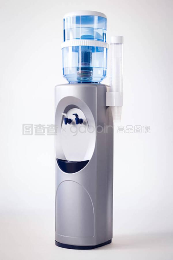白色背景的飲水機(jī) 現(xiàn)代辦公與家居飲水設(shè)備的融合美學(xué)與功能選擇
